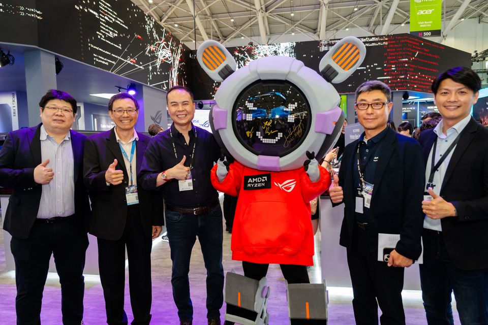 Jack Huynh, AMD’s SVP and GM of Computing and Graphics (third from left), poses alongside ASUS Co-CEO S.Y. Hsu (second from left) and ROG mascot OMNI in front of the ROG booth at Computex.